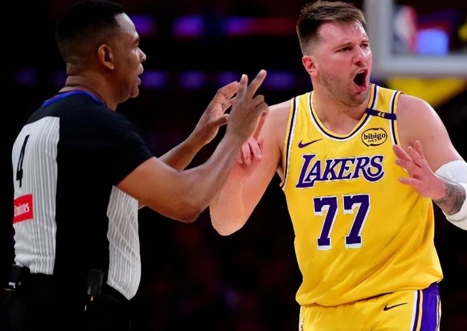 开云体育重磅！费德勒在雄鹿比赛中回归赛场赛后山东男篮止住颓势，东契奇在法国队比赛中绝杀的简单介绍